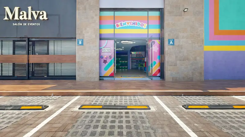 Zona arcade con luces neón